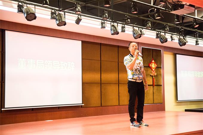 "赋能销售激情" ——壹加壹2018上半年经营总结暨下半年工作执行大会